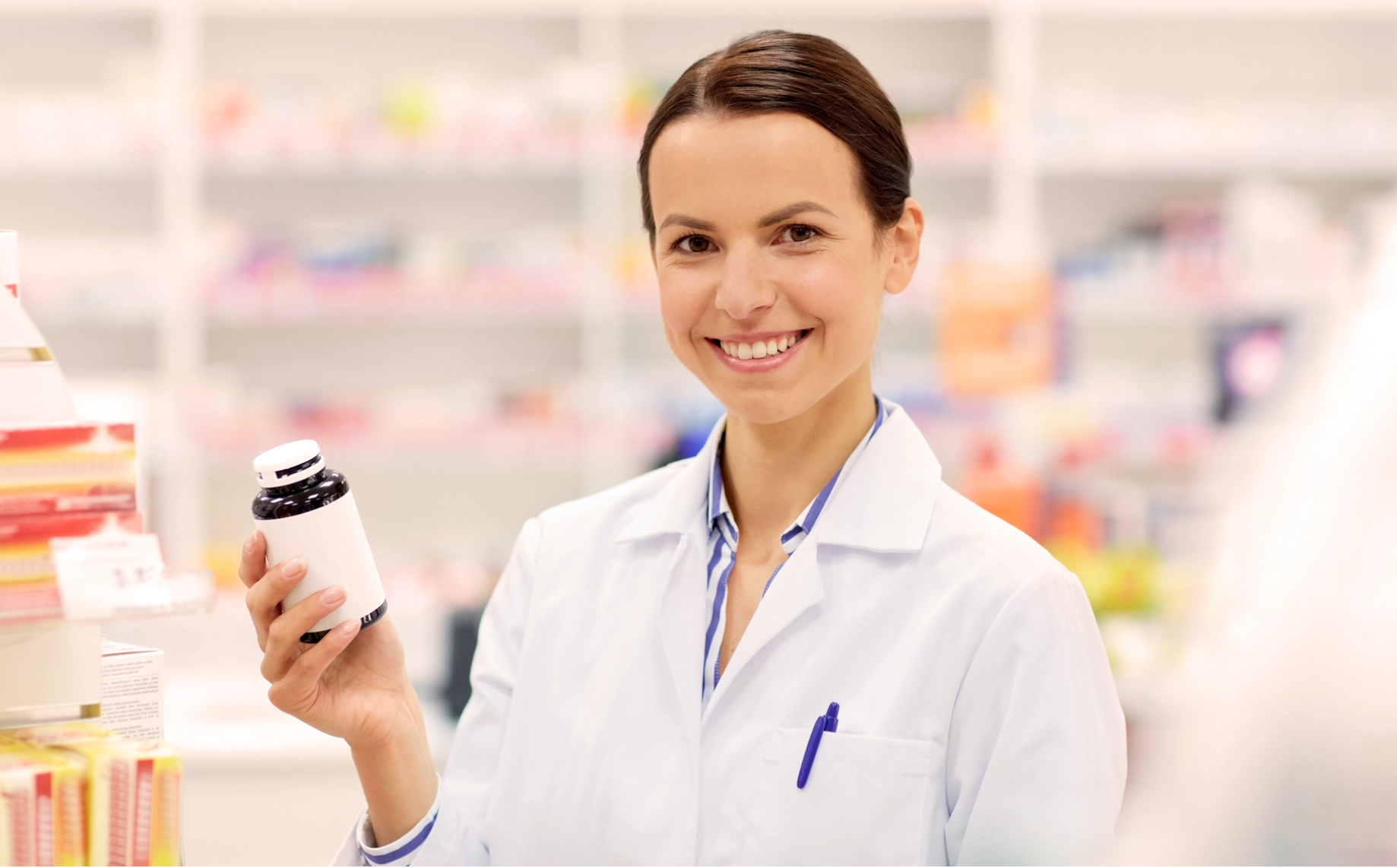 Farmacéutica sosteniendo un medicamento