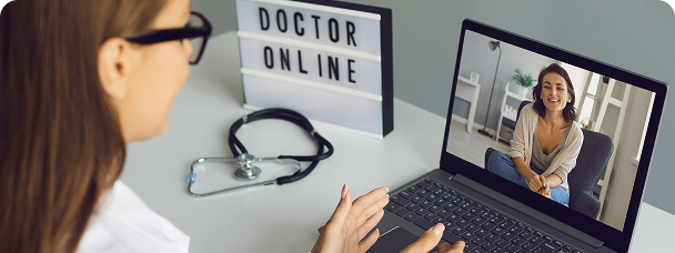 Clase online de bienestar desde una computadora